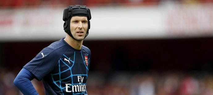 Gólman Petr Čech do zápasu Emirates Cupu mezi Arsenalem a Lyonem nezasáhl. Vysokou výhru londýnského týmu v poměru 6:0 sledoval z lavičky.