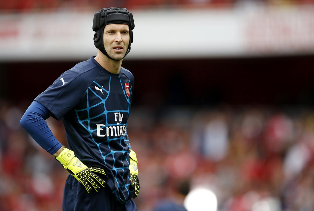 Gólman Petr Čech do zápasu Emirates Cupu mezi Arsenalem a Lyonem nezasáhl. Vysokou výhru londýnského týmu v poměru 6:0 sledoval z lavičky.