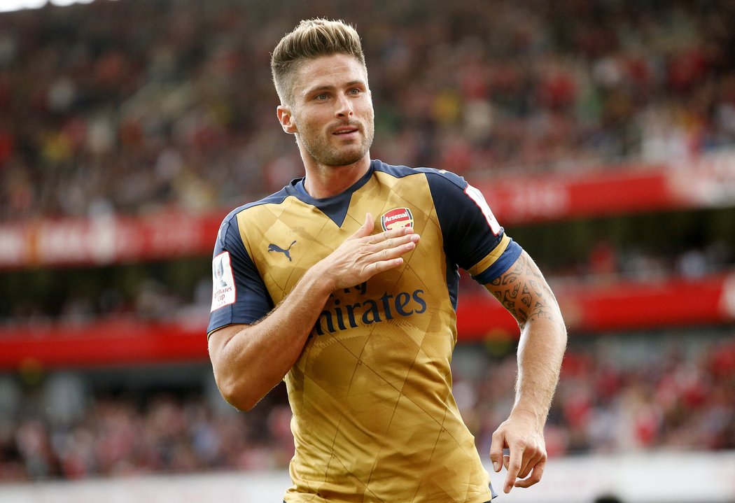 Střelec Arsenalu Olivier Giroud slaví gól, který vstřelil do sítě Lyonu během utkání Emirates Cupu. Arsenal vyhrál vysoko 6:0, Petr Čech zůstal jen na lavici náhradníků, záložník Tomáš Rosický je zraněný.