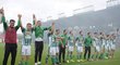 Fotbalisté Bohemians slaví s fanoušky záchranu v lize po výhře nad Karvinou