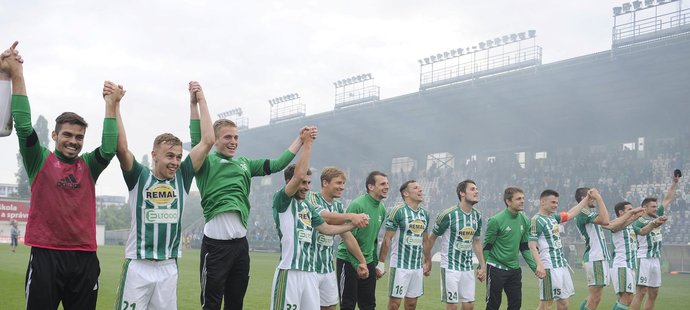 Fotbalisté Bohemians slaví s fanoušky záchranu v lize po výhře nad Karvinou