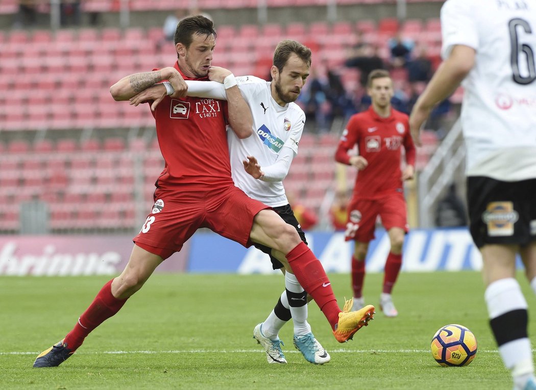 Souboj Boryse Tashchyho z Brna (vlevo) s plzeňským Tomášem Hořavou