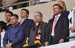 Pavel Kuka, herec Marek Taclík a Vladimír Šmicer v hledišti před derby Slavia - Sparta