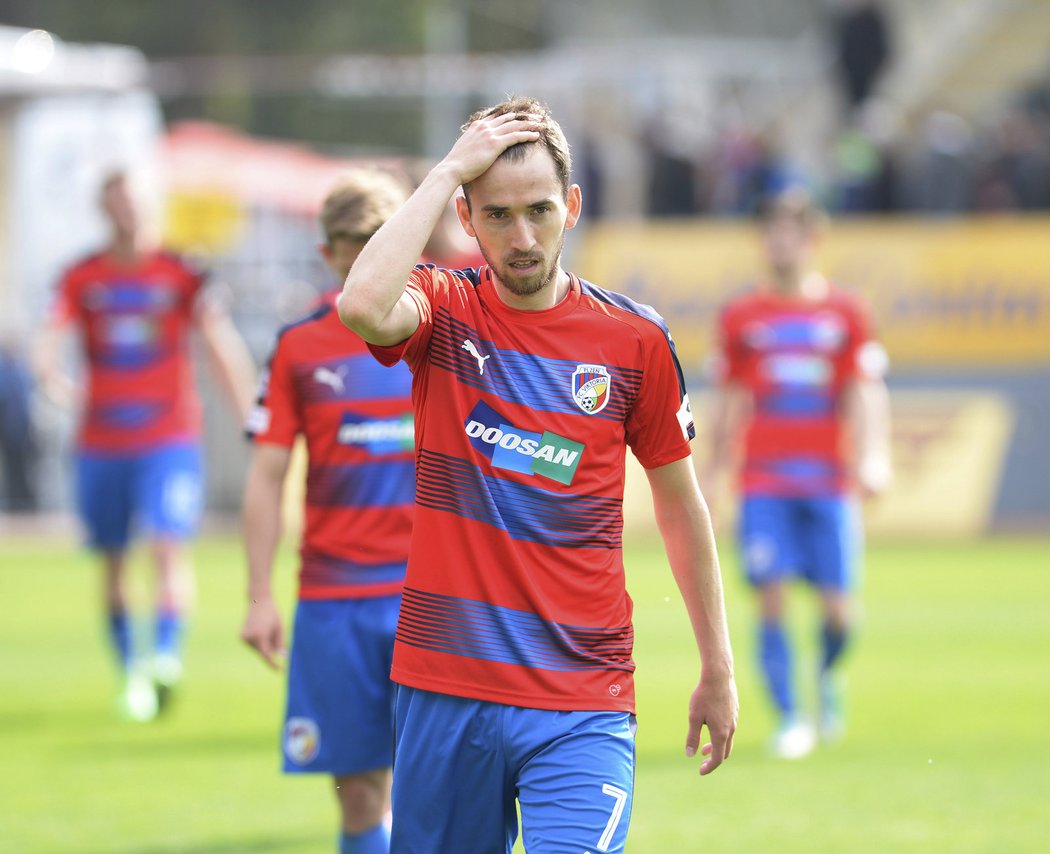 Plzeňský Tomáš Hořava se chytá za hlavu po remíze v Jablonci, kde Viktoria vedla 2:0