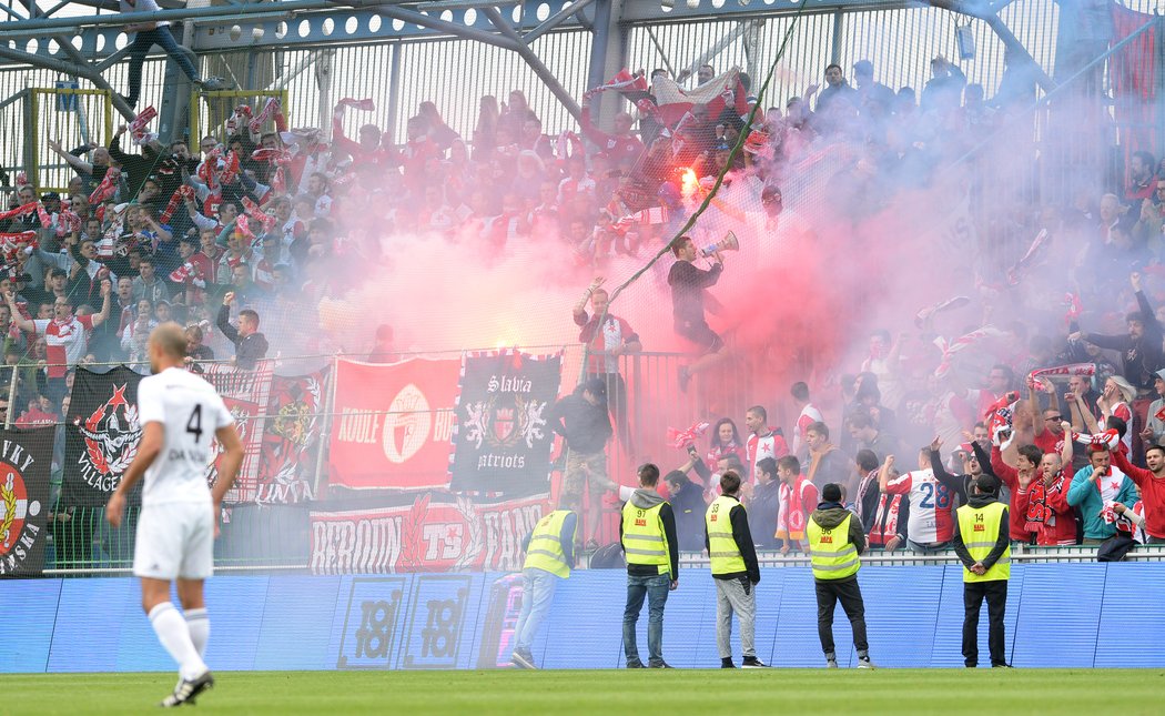 Fanoušci Slavie v kouřové euforii po prvním gólu v zápase proti Mladé Boleslavi