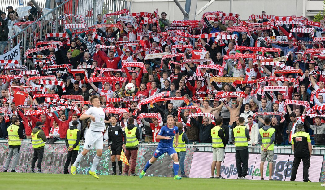 Fanoušků Slavie na klíčový duel do Mladé Boleslavi dorazilo opravdu hodně