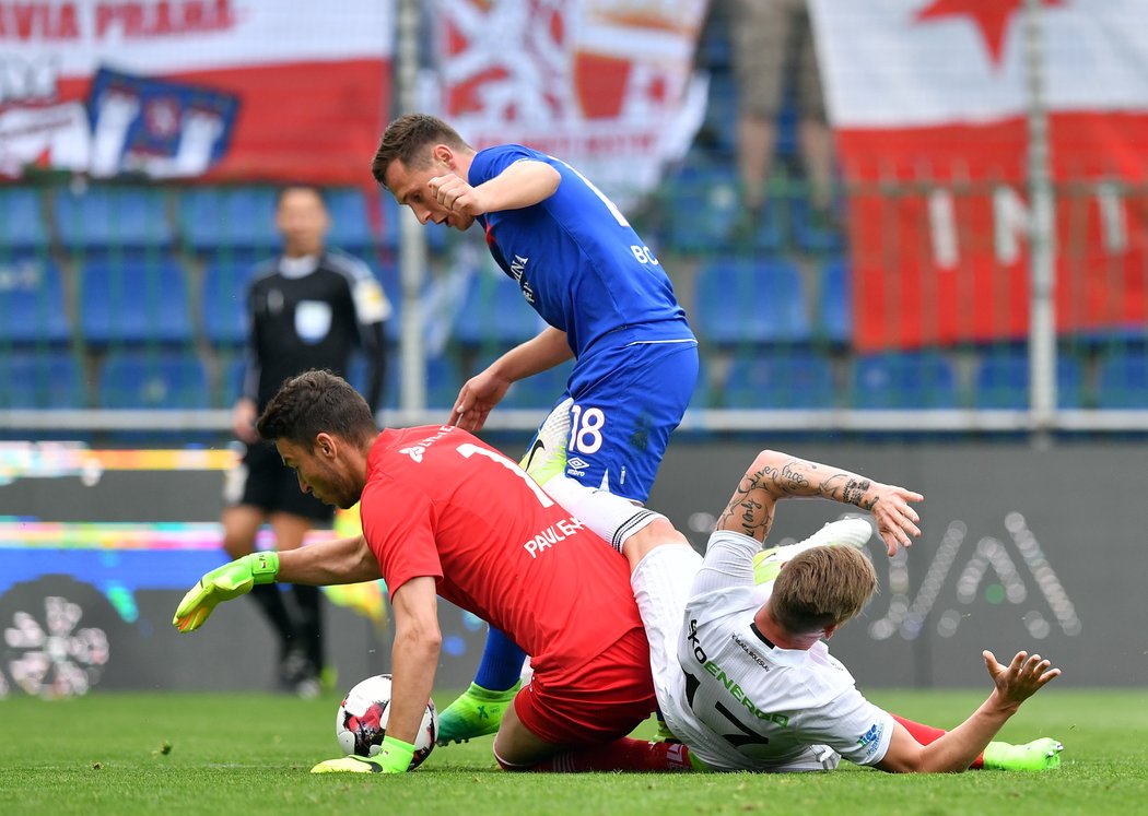 Brankář Slavie Jiří Pavlenka likviduje ve spolupráci s Janem Bořilem nájezd boleslavského Petra Mareše