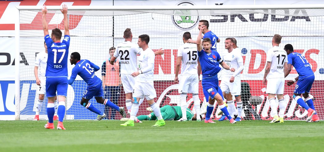 Michael Ngadeu se raduje po gólu do sítě Mladé Boleslavi, kterým poslal Slavii do vedení 1:0