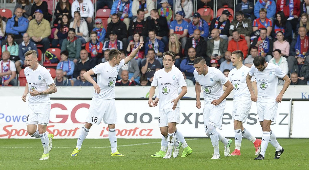 Fotbalisté Mladé Boleslavi se radují z vedoucího gólu v Plzni