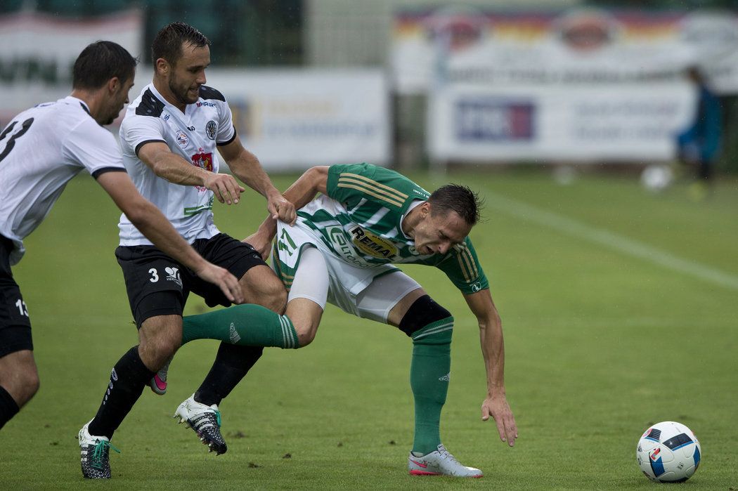 Královehradečtí Jiří Janoušek a Ladislav Martan napadají Siima Lutse z Bohemians