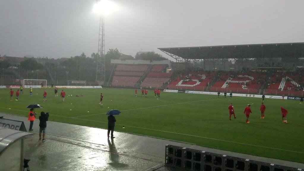 Na trávník v Brně dopadal celý den silný déšť a do poslední chvíle nebylo jasné, jestli se duel se Slavií odehraje