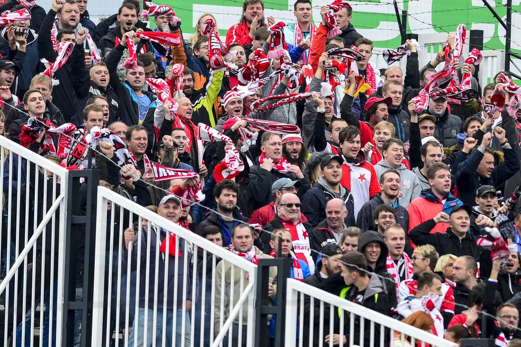 Fanoušci Slavie slaví gól na hřišti Hradce Králové