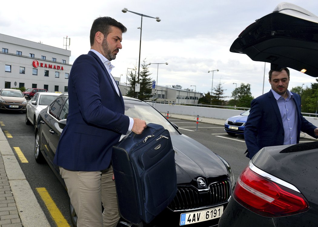 Trenér Andrea Stramaccioni už dorazil do Prahy