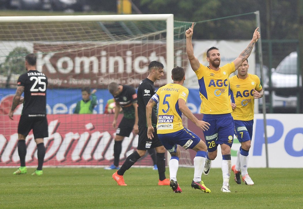 Tepličtí fotbalisté se radují z prvního gólu v Příbrami, druhý zprava je střelec branky David Vaněček. 