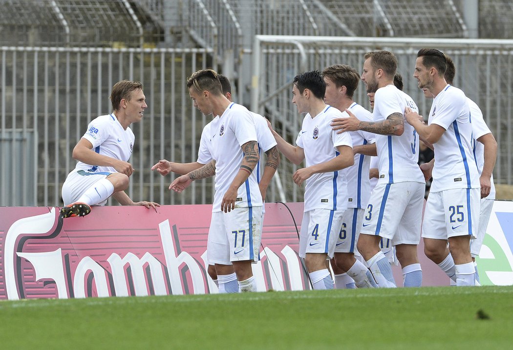 Fotbalisté Sparty jdou gratulovat úspěšnému střelci Bořku Dočkalovi, který se ocitl v Brně za reklamním panelem