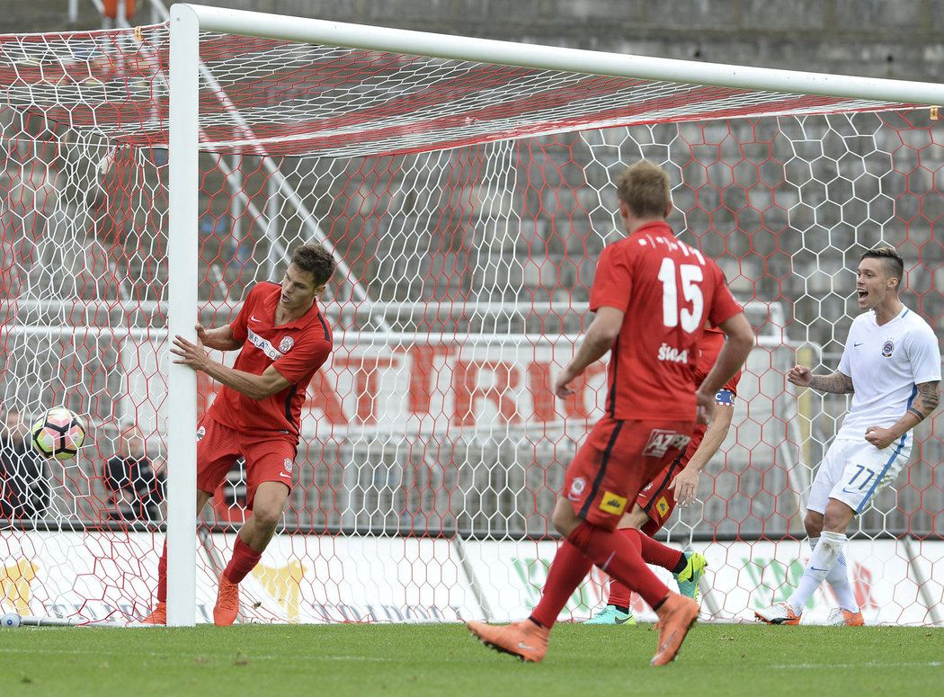 Obránci Brna se marně snaží zachytit lob Bořka Dočkala, kterým otočil skóre na 2:1, vpravo se raduje Václav Kadlec