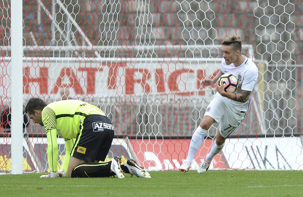 Sparťan Václav Kadlec spěchá s balonem na půlku po vyrovnávacím gólu na 1:1, vlevo zklamaný brankář Melichárek