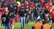 Sparťanští hooligans většinou v maskách vtrhli na hřiště po prohře v derby se Slavií