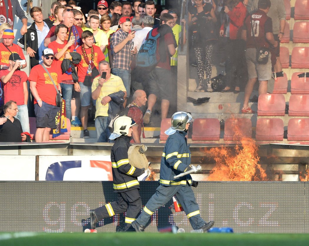 Chuligáni Sparty vtrhli po derby na hřiště, a když je zahnali těžkooděnci, zaházeli je pyrotechnikou, od které chytla jedna z reklam