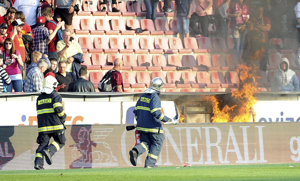 Rowdies Sparty poté, co vtrhli na hřiště, ještě způsobili požár jedné z reklam