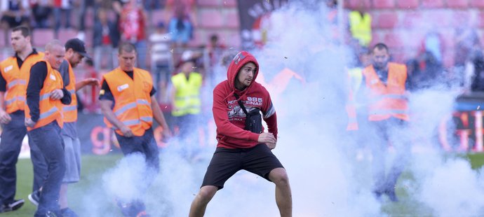 Jeden ze sparťanských chuligánů, kteří po prohraném derby vtrhli na trávník a hnali se k lavičce svého týmu