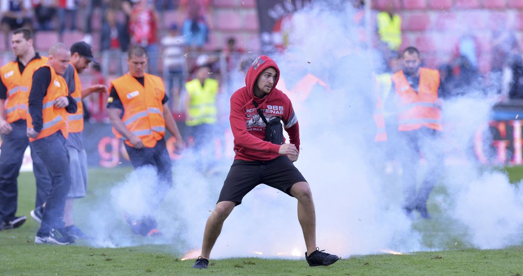 Jeden ze sparťanských chuligánů, kteří po prohraném derby vtrhli na trávník a hnali se k lavičce svého týmu