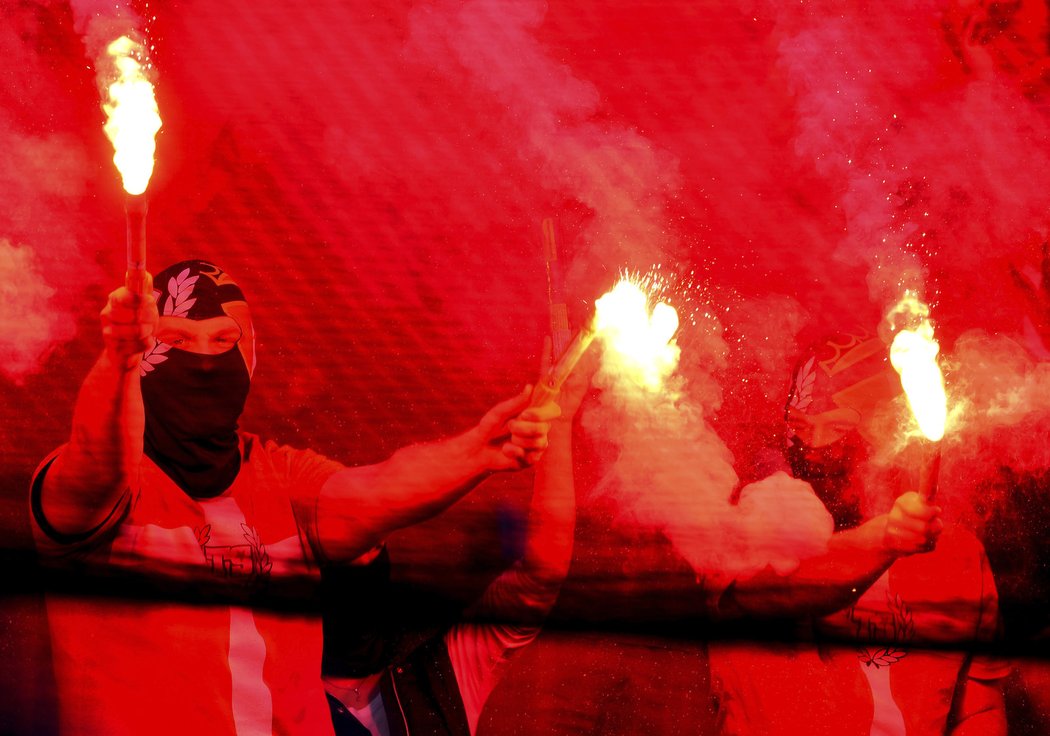 Fanoušci Slavie a jejich ohňová show, která na chvíli přerušila derby na Spartě