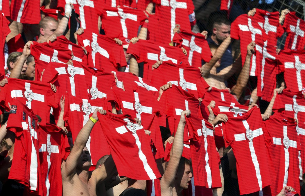 Fanoušci Slavie si na derby nachystali speciální trička