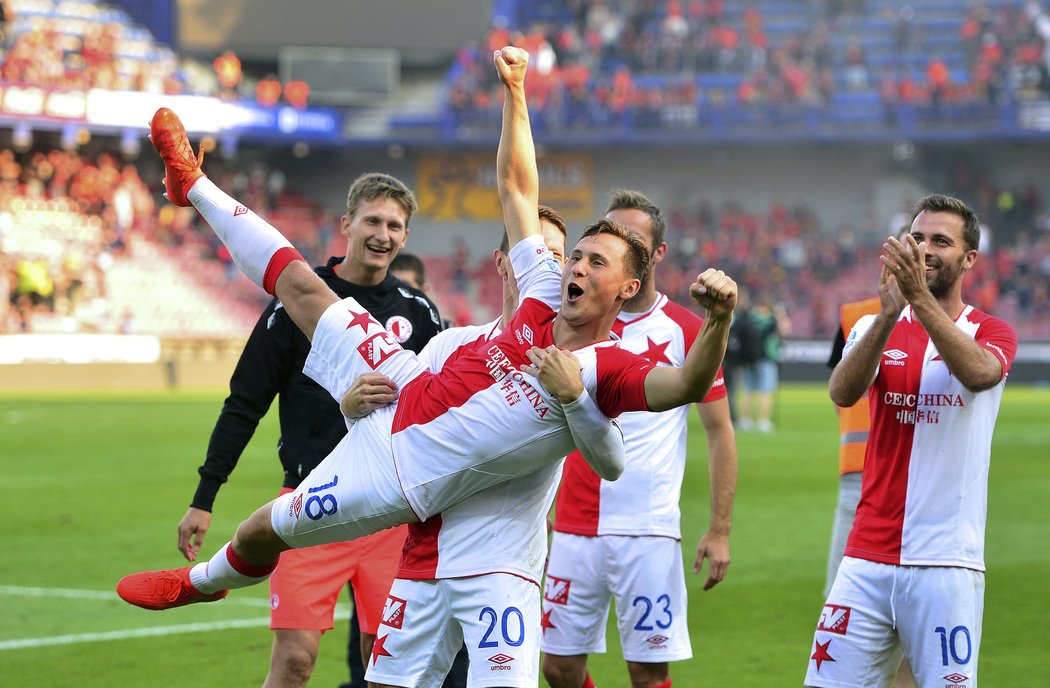 Fotbalisté Slavie slaví triumf v derby nad Spartou, v náručí parťáka je Jan Bořil