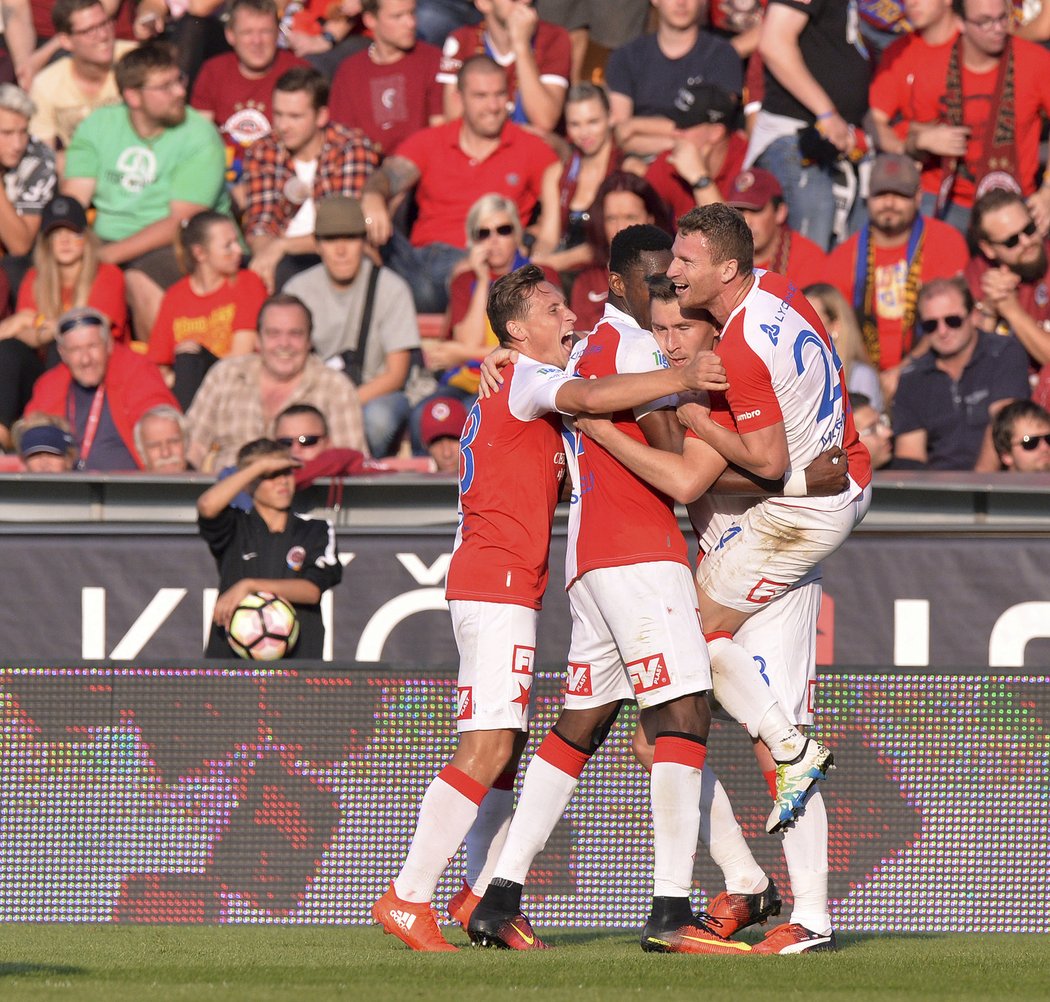 Fotbalisté Slavie se radují z vedení 2:0 na Spartě: Jan Bořil, Simon Deli, Jaromír Zmrhal a Muris Mešanovič