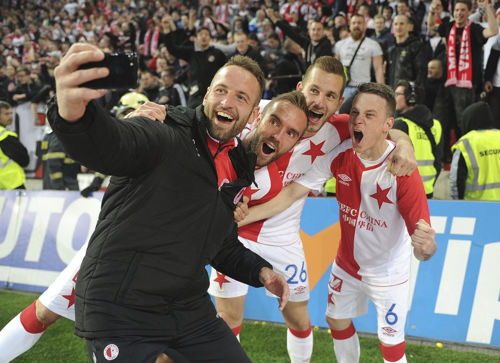 Slávisté Přemysl Kovář, Jasmin Sčuk, Michael Lüftner a Jan Sýkora slaví výhru nad Plzní a pořizují selfie s fanoušky