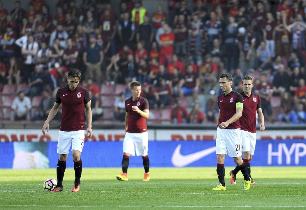 Zklamaní sparťané po prvním inkasovaném gólu v derby