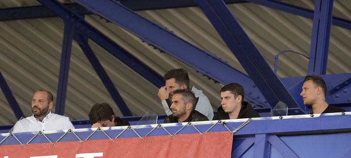 Tomáš Rosický (druhý zleva) se drží za hlavu při sledování své Sparty v derby proti Slavii