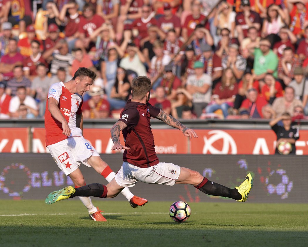 Slávista Jaromír Zmrhal zvyšuje přesnou střelou vedení v derby se Spartou na 2:0, Ondřej Mazuch už mu v tom nezabránil