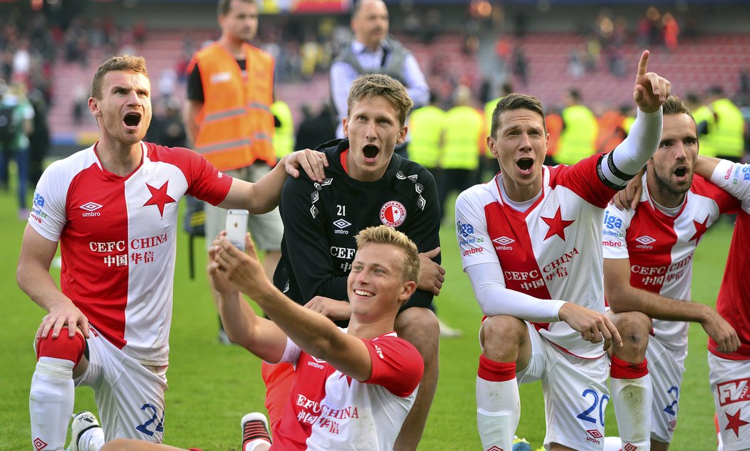 Děkovačka a selfíčko po vítězném derby. Fotbalisté Slavie si užívají triumf nad Spartou.