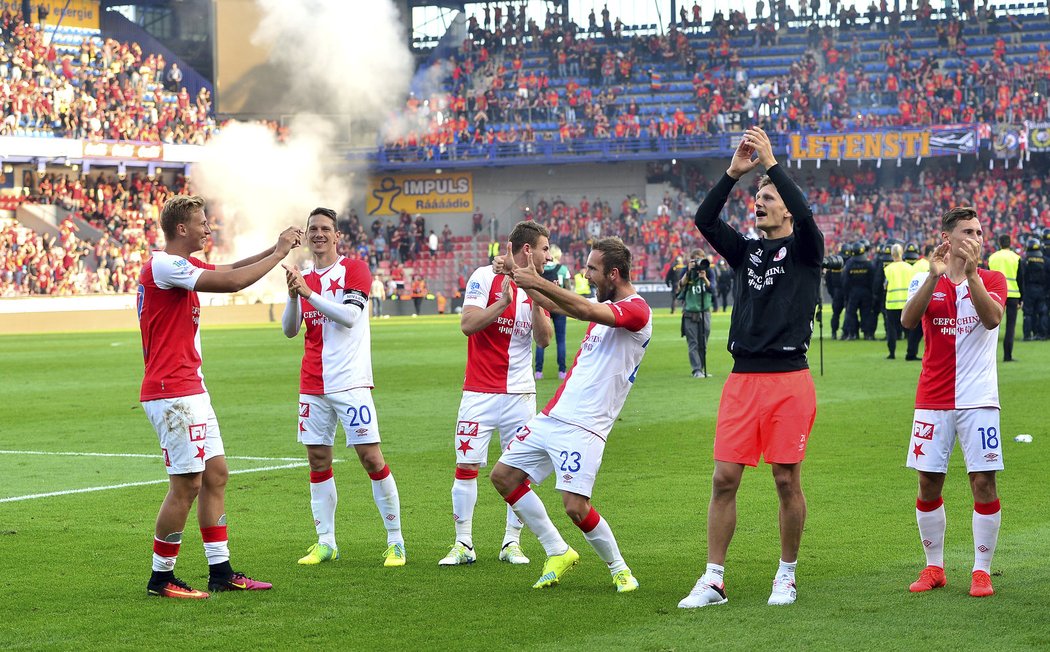 Slávisté si užívají triumf v derby s fanoušky poté, co těžkooděnci zahnali sparťanské rowdies ze hřiště