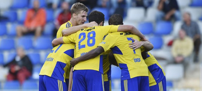 Fotbalisté Zlína se radují z Diopova gólu duelu proti Hradci Králové