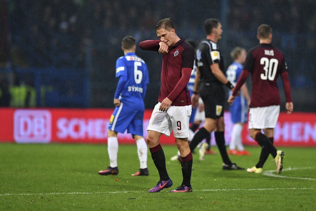 Bořek Dočkal opouští hřiště v Liberci poté, co dostal červenou kartu