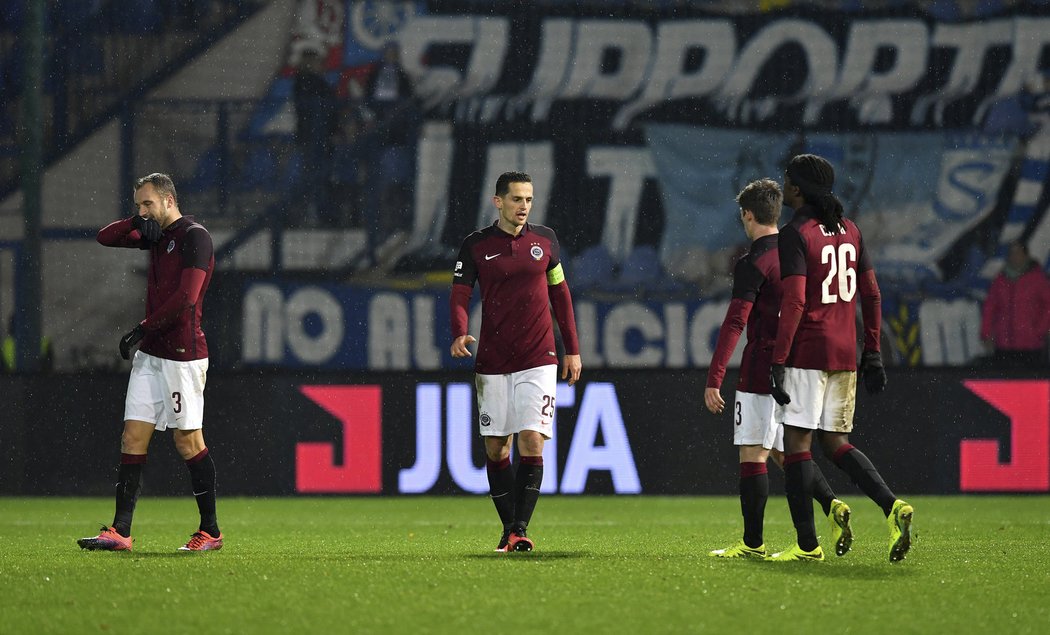 Zklamaní sparťané v čele s Mariem Holkem po remíze 0:0 v Liberci