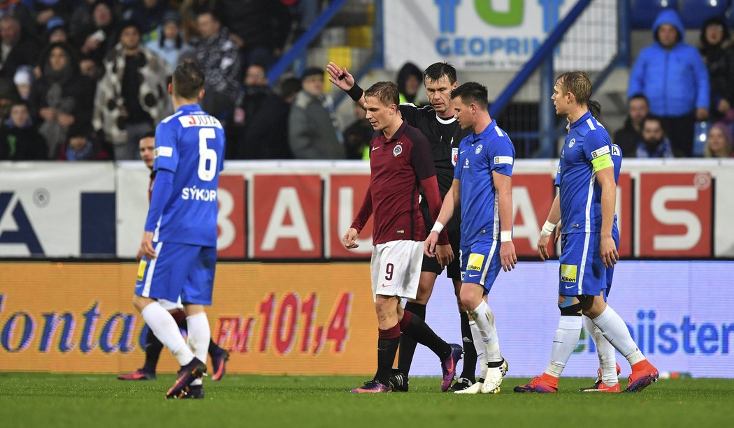 Sudí Pavel Franěk vykazuje Bořka Dočkala po červené kartě v zápase v Liberci