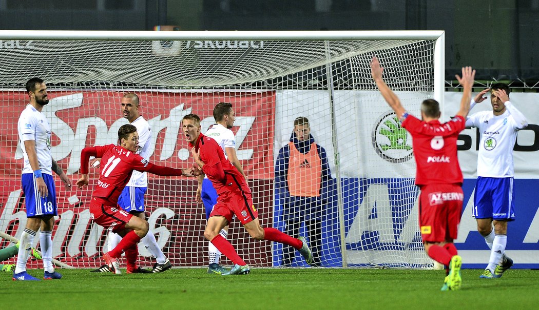 Brněnský Michal Škoda propuká v euforii poté, co těsně před koncem nastavení v Mladé Boleslavi srovnal na 3:3