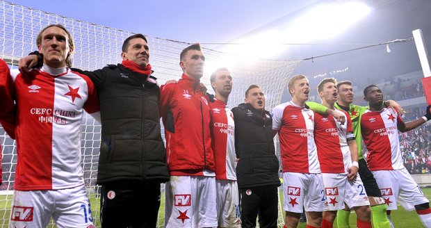 Fotbalisté Slavie si užívají děkovačku s fanoušky po triumfu nad Plzní.