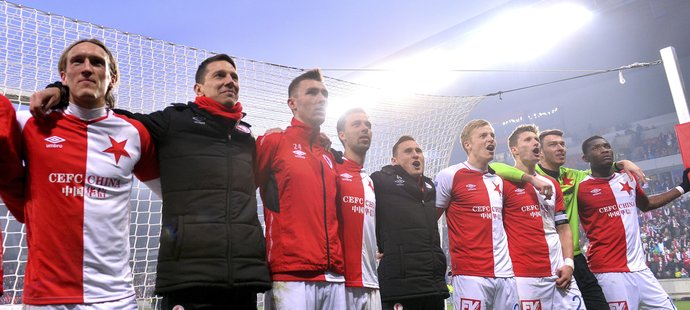 Fotbalisté Slavie si užívají děkovačku s fanoušky po triumfu nad Plzní