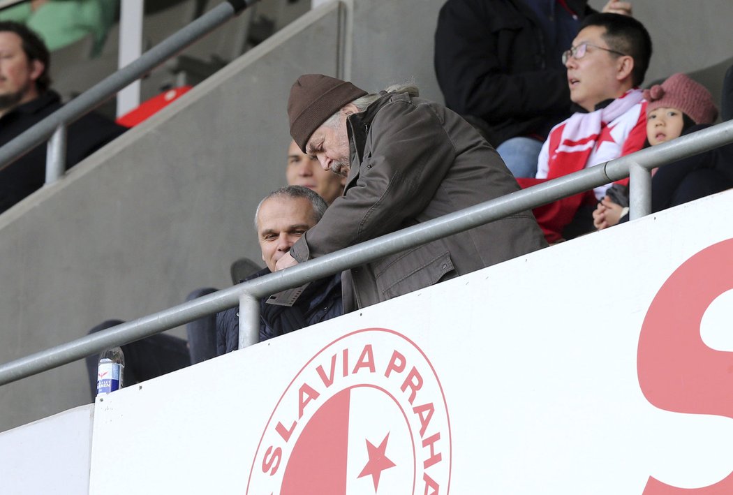 Známý fanoušek Slavie František Ringo Čech se na tribuně naklání k trenérovi Vítězslavu Lavičkovi