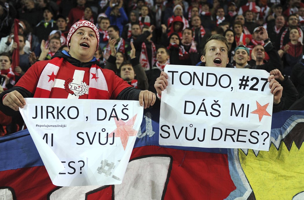 Fanoušci Slavie si chtěli vyprosit dres od svých oblíbenců