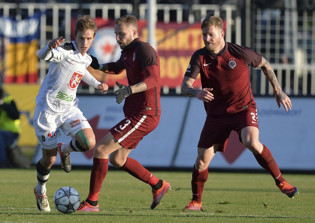 Sparťané Michal Kadlec a Ondřej Mazuch brání hradeckého Adama Vlkanova