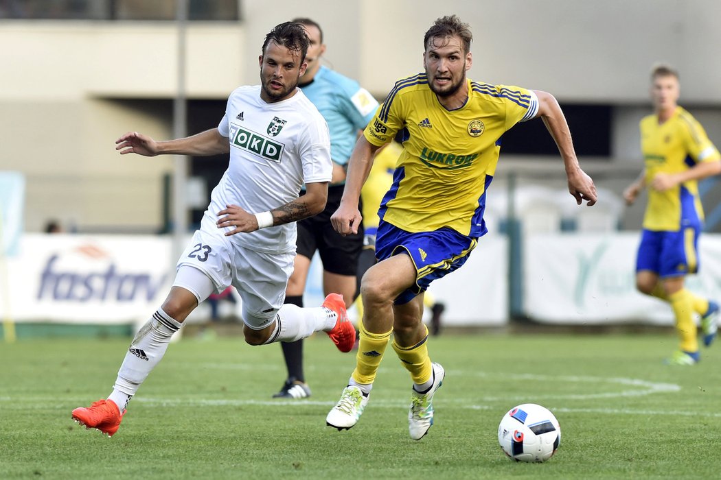 Tomáš Poznar (vpravo) v zápase s Karvinou, který byl zřejmě jeho posledním v dresu Zlína