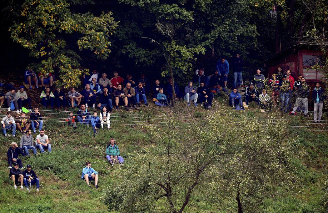 Fanoušci ve Zlíně se nevešli na stadion a duel se Spartou sledovali i z přilehlého kopečku