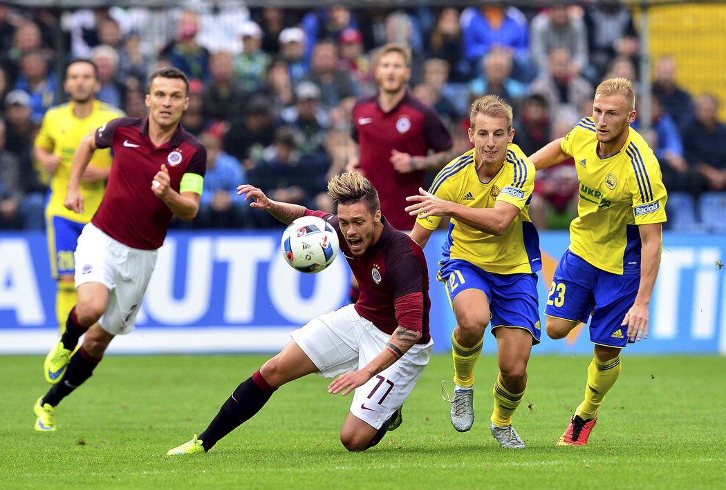 Václav Kadlec padá v souboji se zlínskými hráči