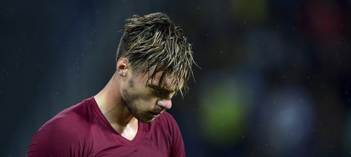 Václav Kadlec se skloněnou hlavou v zápase ve Zlíně